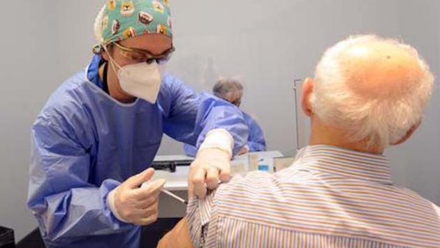 Da lunedì 6 giugno, per gli over 80enni la quarta dose si fa senza prenotazione