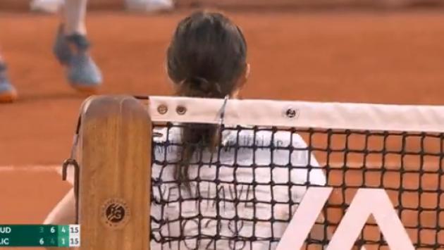 Semifinale di tennis interrotta a Parigi: ragazza si incatena alla rete
