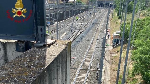 Incidente sul treno Alta Velocità Torino-Napoli in galleria a Roma, passeggeri ancora a bordo. "Nessun ferito". Bloccata la Torino-Napoli - Treni Alta Velocità instradati sul percorso alternativo