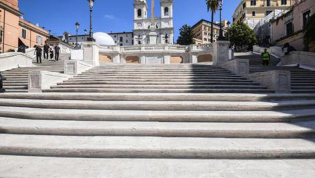 Lanciano un monopattino da Trinita' dei Monti, turisti multati