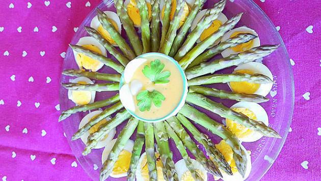 Arricchire gli asparagi con una salsa
