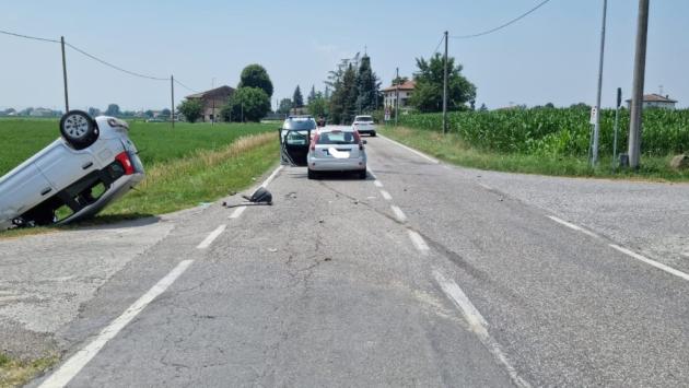Scontro tra auto a Diolo: una finisce ruore all'aria. Quattro i feriti