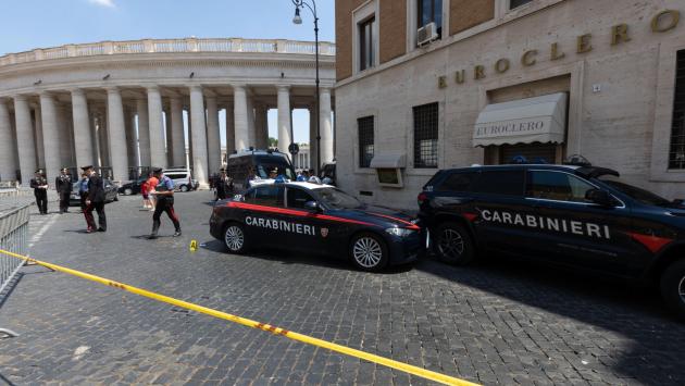 Forza posto blocco vicino al Vaticano,  sparano per fermarlo 