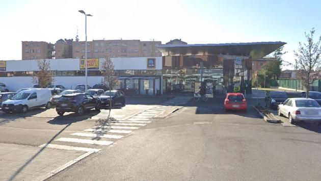 Furto con fuga al supermercato in S.Leonardo. Ritornano, minacciano e riscappano. Presi sul bus: denunciati due giovani