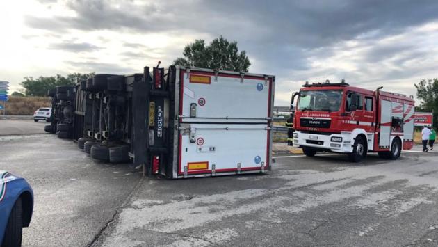 Camion si ribalta in tangenziale Ovest: ferito l'autista. Interventi anche per il pericoloso "lago" di gasolio