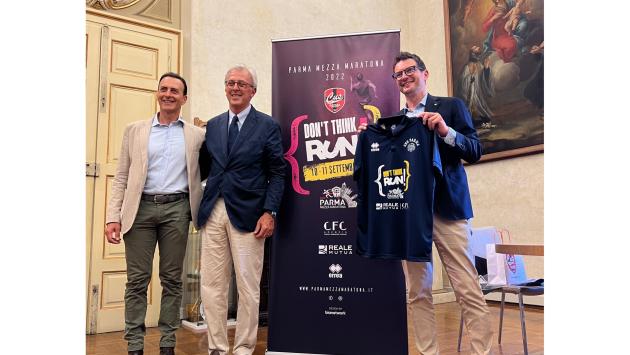 Lanciata la Parma Mezza Maratona 2022 consegnata la maglia limited edition al sindaco Guerra