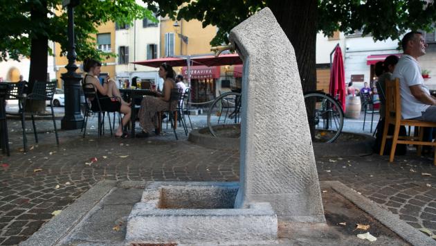 La fontana dei cani dell'Oltretorrente chiusa da 3 mesi