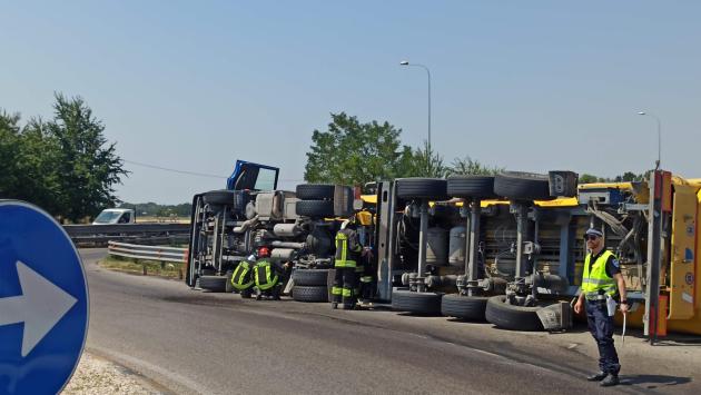 Camion ribaltato in via Colorno: disagi al traffico 