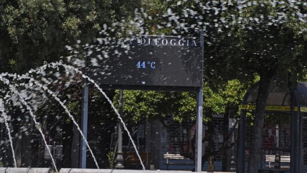Il caldo non molla la presa (fino a martedì), incendi e temperature record in Italia