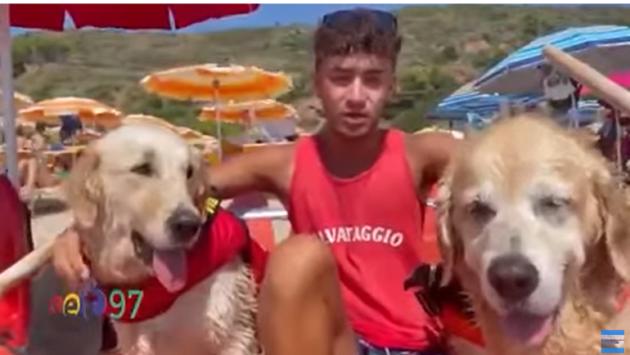 Affonda pedalo', cani bagnino salvano cinque ragazzi