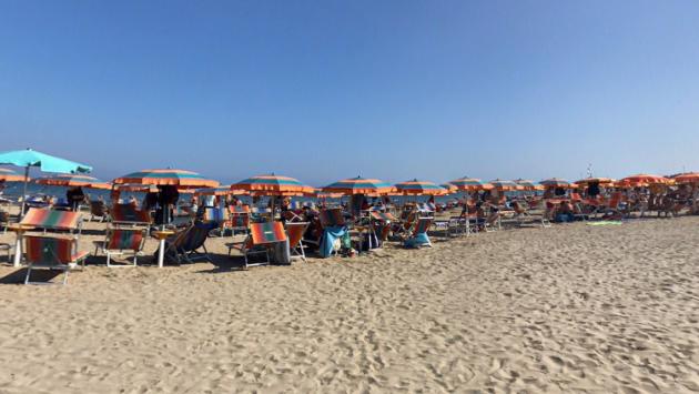 ettuno, mentre annega gli rubano lo zaino lasciato sulla spiaggia