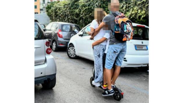 Monopattino sanzionato: circolava trasportando i due figli minori