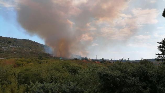 Ancora fiamme sul Carso:  fumo e vento, chiuso un intero tratto di A4. A Duino, il Comune: "Restate in casa"