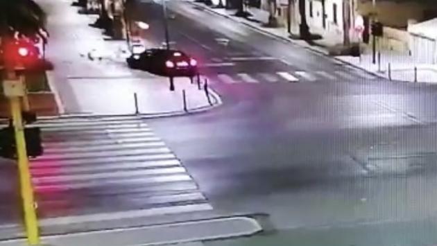 Auto "impazzite", non c'è pace al Forte: nella notte, macchina travolge un palo davanti al pontile e poi riparte
