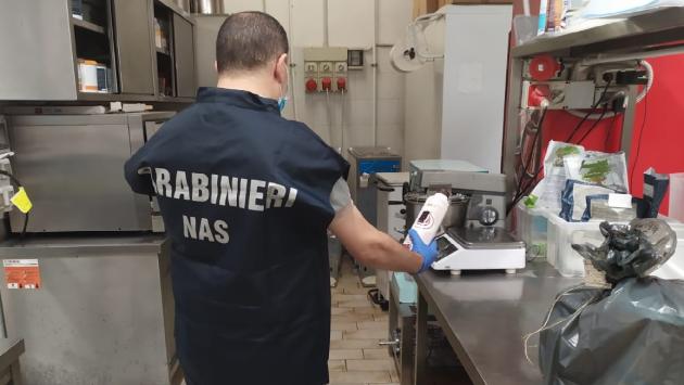 Carabinieri Nas Parma: sicurezza alimentare. Controlli nelle gelaterie. Sequestrati oltre 110 kg di alimenti scaduti o non tracciati 