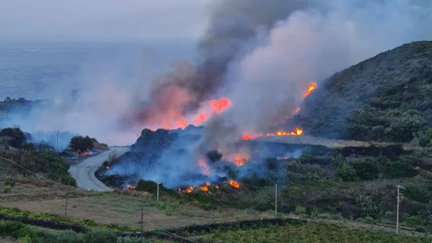 Incendio a Pantelleria: turisti in fuga, evacuate le ville dei vip