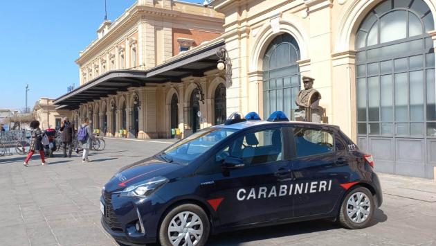 Derubano un turista e tentano la fuga in via Verdi : arrestati dai carabinieri 