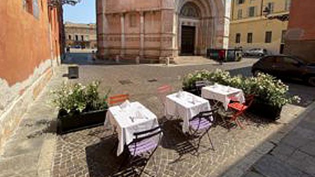 Nella piazza più bella per assaporare salumi e formaggi