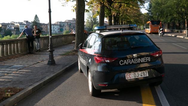 Giovane aggredito alla fermata del bus in viale Mariotti: 5 giovanissimi nei guai