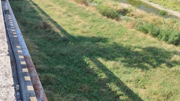 Rifiuti sul greto e assenza di cestini in viale Mariotti (Ghiaia)