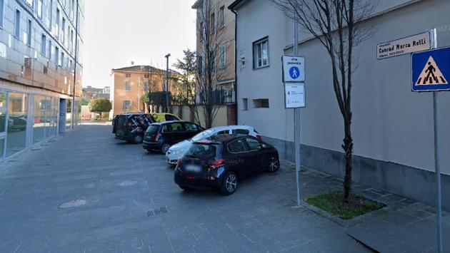 Aggredisce una donna e la deruba di una borsetta 