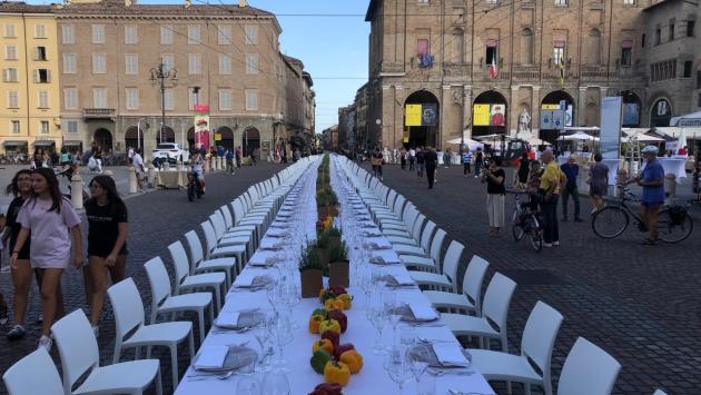Dall'arrivo delle sedie al dessert: la Cena dei mille in time-lapse - Video