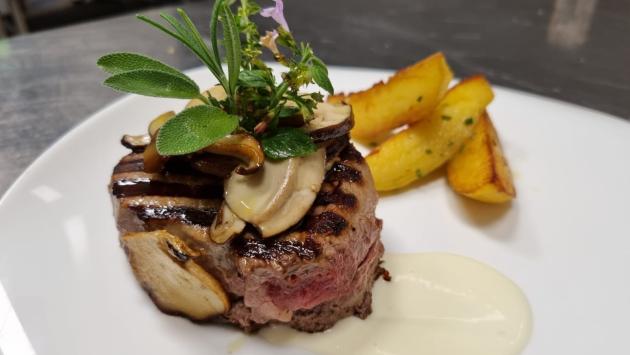 Filetto di angus con porcini all’aglio nero  e colatura  di scamorza 