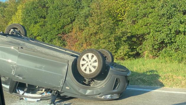 Scontro tra due auto alla rotatoria della tangenziale di Collecchio: una si ribalta, un ferito