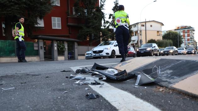 Auto pirata in via Traversetolo:  travolge uno scooter e poi si dà alla fuga