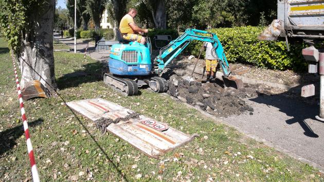 Lavori in corso per chiudere la buca