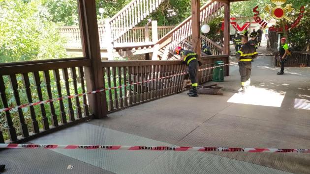 Cede una scala del Globe Theatre a Roma al termine spettacolo scuole: 10 feriti, nessuno è grave