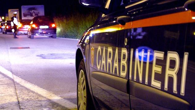 Vessa il parroco con continue richieste di aiuto