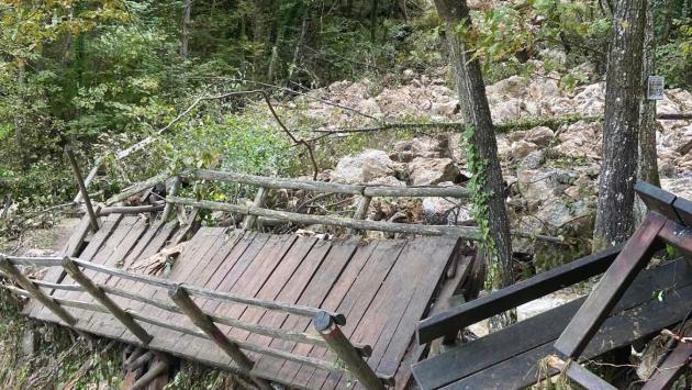 Boato e frana nell'Appennino Reggiano, travolta passerella