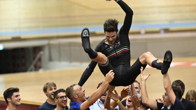 Ciclismo, Filippo Ganna polverizza il record dell'ora