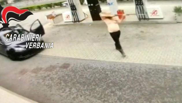 Sperona 15 auto e punta arma a cc, è  sotto effetto di droga