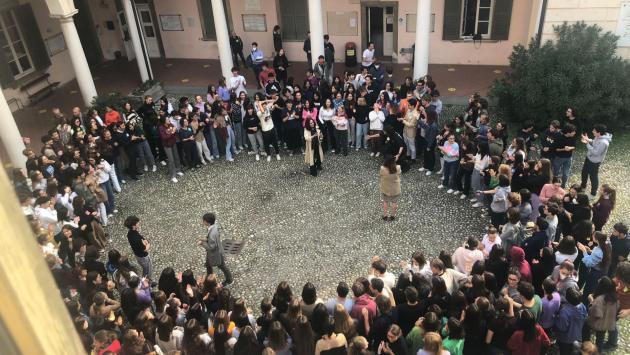 Brescia, la preside chiede al bidello di pulire auto. Lei: "Si è offerto". Stdenti e prof occupano il cortile del liceo