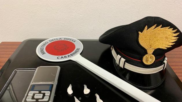Scandiano costringe la madre ad accompagnarlo a vendere la droga:arrestato dai carabinieri