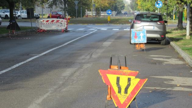 «Lavori in corso in via Picasso ma il segnale è capovolto (e rotto)»