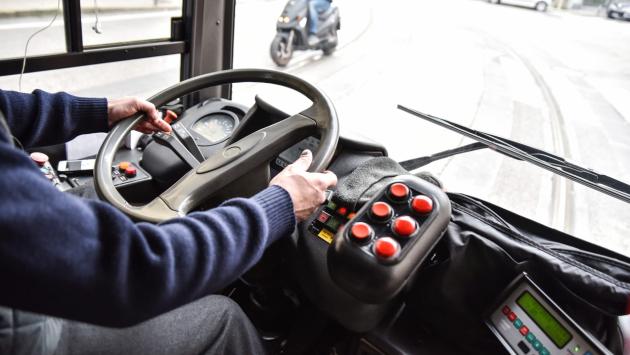 Roma, guida bus guardando film: sospeso da servizio e stipendio 