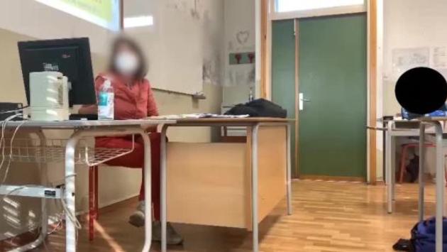 Con pistola ad aria compressa in classe, colpita prof