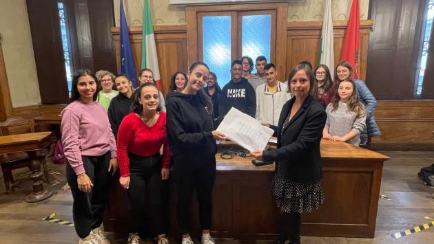 Paciolo d'annunzio e comune sostengono i ragazzi in Iran