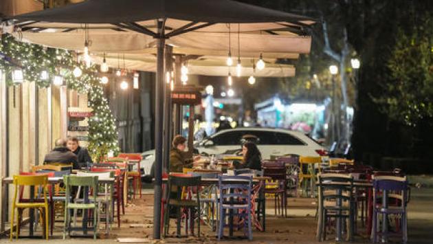 Rischia soffocare al ristorante, la salva videochiamata 118
