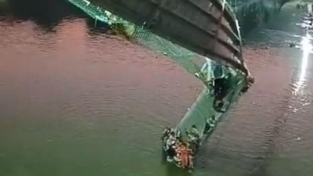 India, crolla un ponte: almeno 60 morti