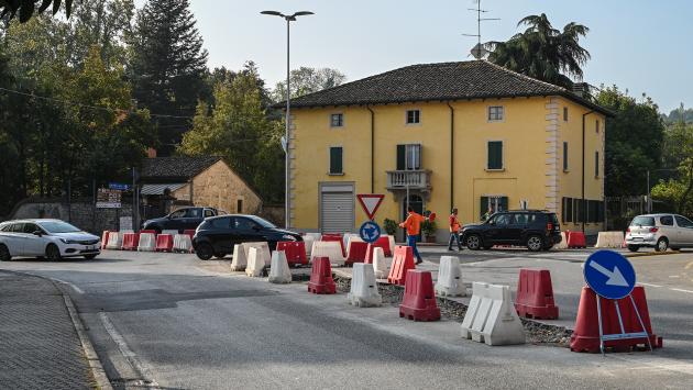 Rotatoria in centro: lavori a pieno regime