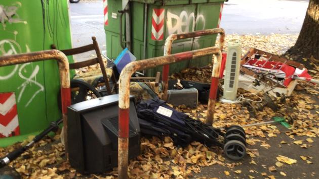 Parma: ancora rifiuti abbandonati in via Anna Frank