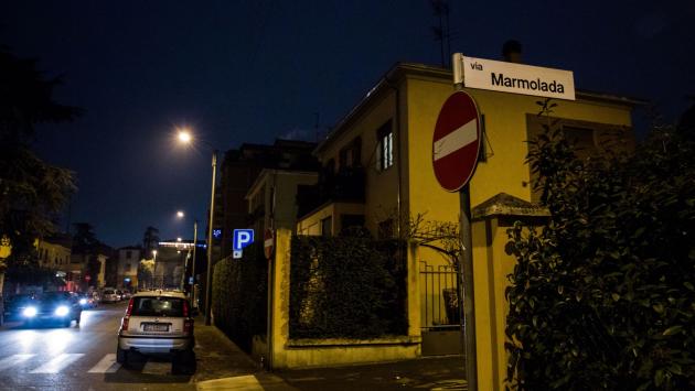 Rider in bici  scippato in via Marmolada:  rapinatore 21enne  condannato