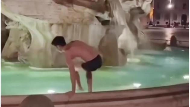 Piazza Navona, si spoglia e fa bagno nella fontana del Bernini: il video diventa virale