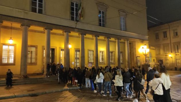 Teatro Regio, concerto di Gigi D'Alessio:  la lunga coda dei fan in coda dopo i tanti rinvii