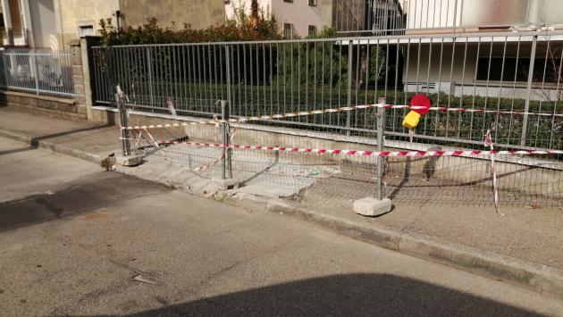 Un marciapiede in via Sigillato non viene riparato da tre mesi