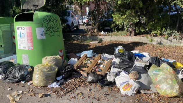 Via Po, il Comune c'è (e pulisce), gli incivili anche